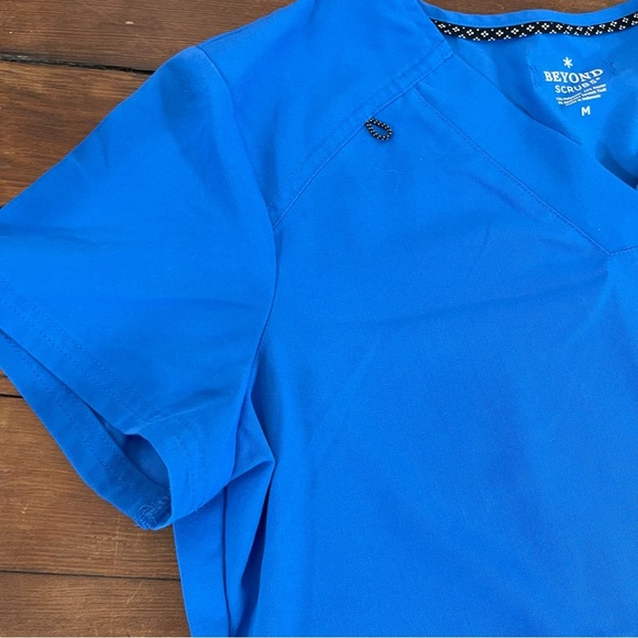 Bruin scrubs Blue V-Neck Scrub Top medium - Picture 4 of 5